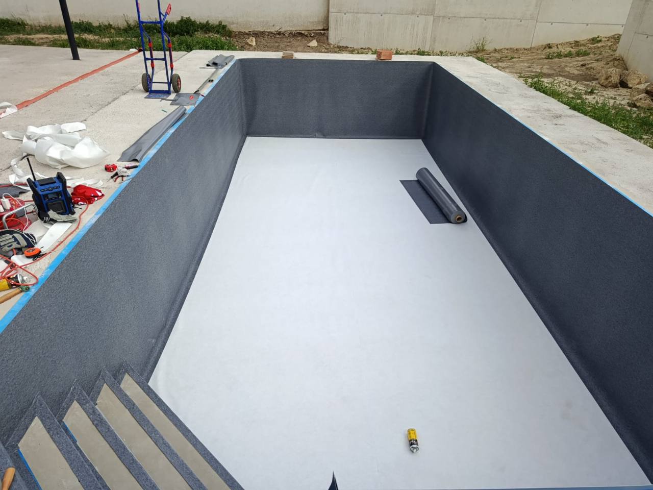 Poolfolien-Projekt: Folienauskleidung während der Montage