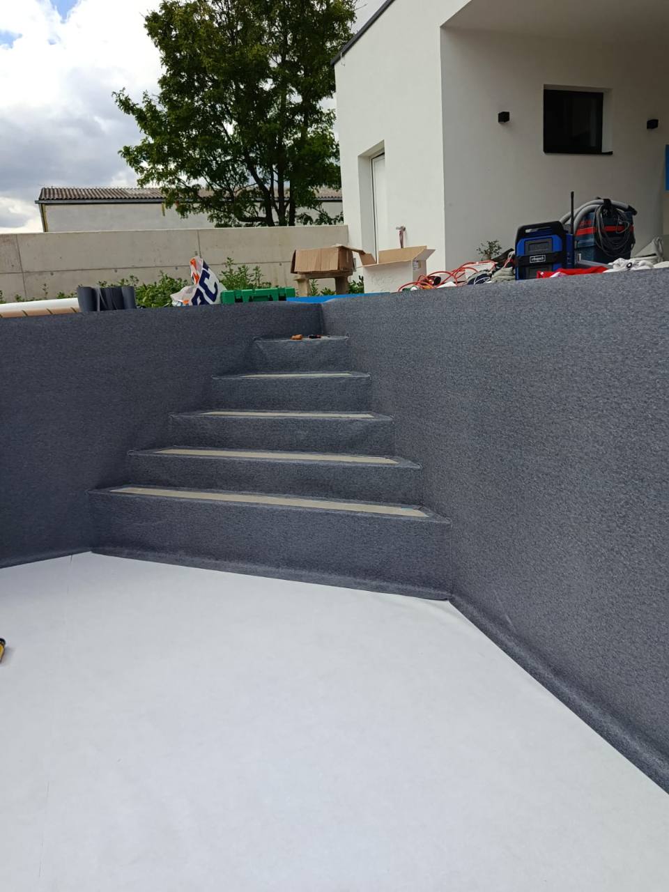 Poolfolien-Projekt: Detailarbeit an der Poolstiege