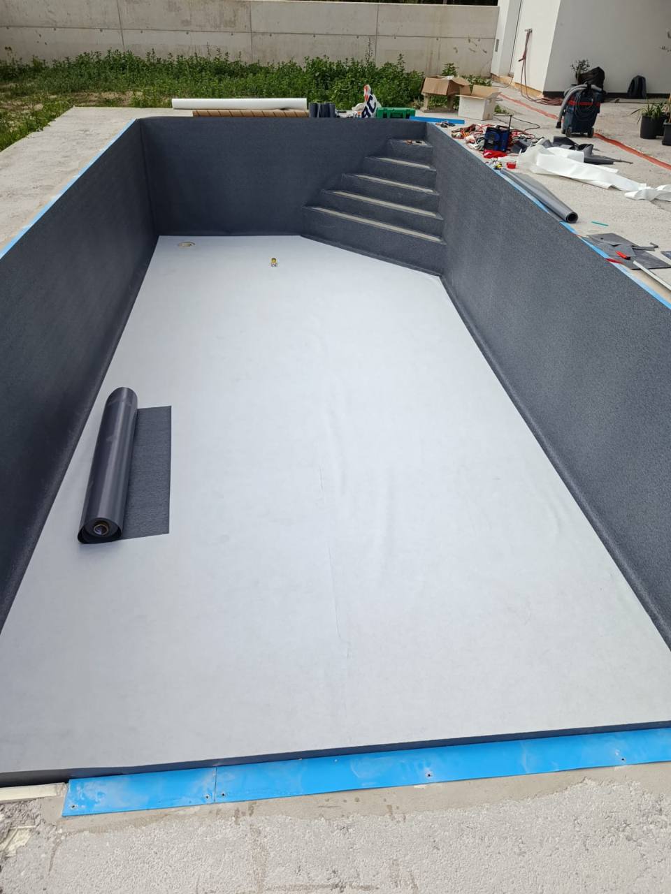 Poolfolien-Projekt: Fertige Auskleidung mit Stiege
