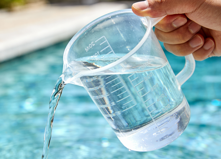 Wasserbecher kristallklares Wasser